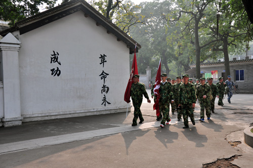 10公里野外拉练，花季传谋在线下载黄版终于到达目的地，黄埔军校旧址